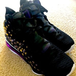 Lebron 17 basketball shoes